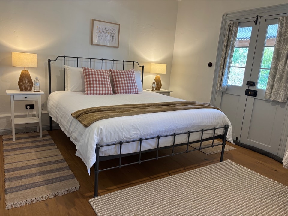 Image of the main bedroom in the Kavel cottage.